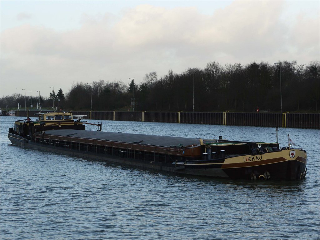 Das ex DDR MoG LUCKAU (04030540), Tangermnde auf dem Elbe-Seitenkanal (ESK) kurz vor dem Schiffshebewerk Scharnebeck; 13.01.2012