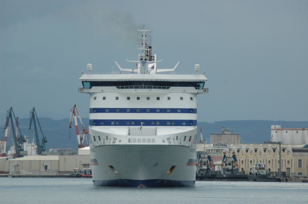 Das  Fhrschiff Cap Finistere von Brittany Ferrys beim Ablegen vom Hafen in Santander. Die Fahrt geht nach Plymouth in England. Aufgenommen am 26.05.2010.