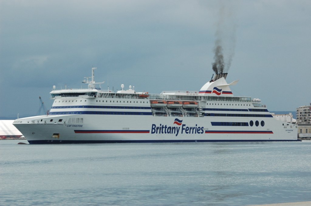 Das  Fhrschiff Cap Finistere von Brittany Ferrys beim Ablegen vom Hafen in Santander. Die Fahrt geht nach Plymouth in England. Aufgenommen am 26.05.2010.