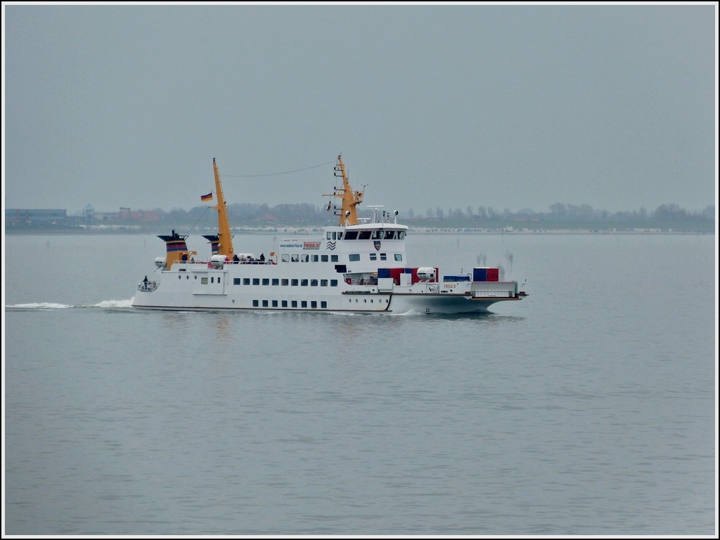 Das Fhrschiff  FRISIA IX  hat den hafen von Norddeich verlassen und fhrt in Richtung Insel Just. Schiffsdaten: L 57.1m, B 8,9m, Bj 1980, aufgenommen am 08.05.2012.