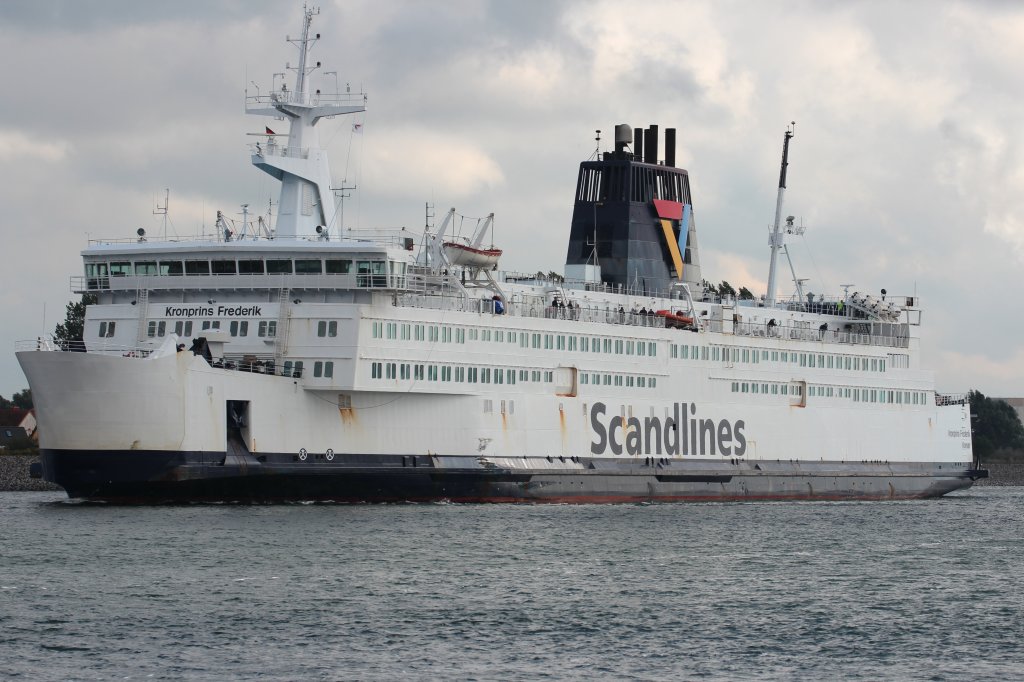 Das Fhrschiff Kronprins Frederik von Skandlines beim verlassen von Warnemnde. 14.10.2012