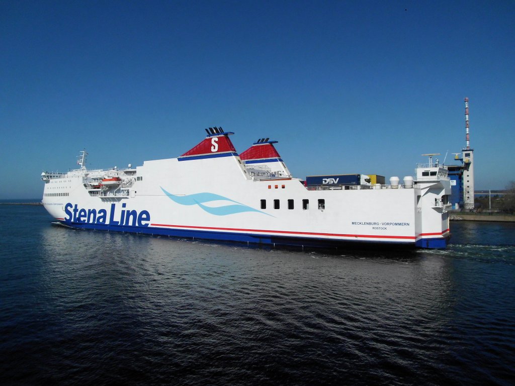 Das Fhrschiff Mecklenburg Vorpommern, der STENA Line, am 20.04.13 auslaufend Rostock Warnemnde Richtung Trelleborg.