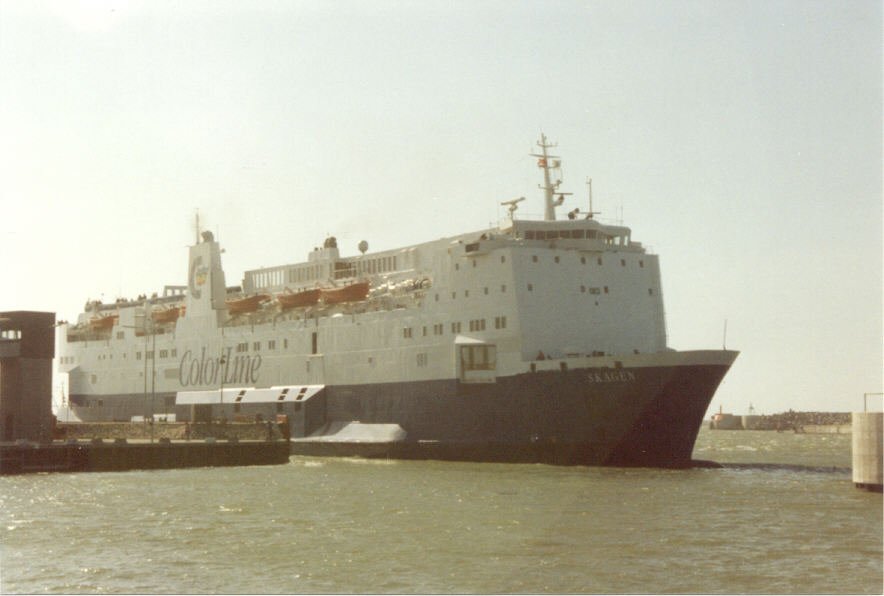 Das Fährschiff MF Skagen von Colorline wurde  in Hirtshals am Hafen kurz vorm Anlegen im Juni 1994 gesehen. Ich fuhr dann nach Kristiansand mit. Das Schiff wurde 1975 in Dänemark gebaut. Es fuhr unter dem Namen  Borgen (1975-1991) für Fred. Olsen Linie, als Skagen von (1991-2005) für  Color Line und seit 2005 als Fedra für El-Salam Maritime. Ab 2005 als M/F Shehrazade. Technische Daten: Länge 129,78 mtr. Breite 20,05 mtr. Kann bis zu 1200 Passagiere  und 335 bis 430 Fahrzeuge befördern (scan vom Bild).