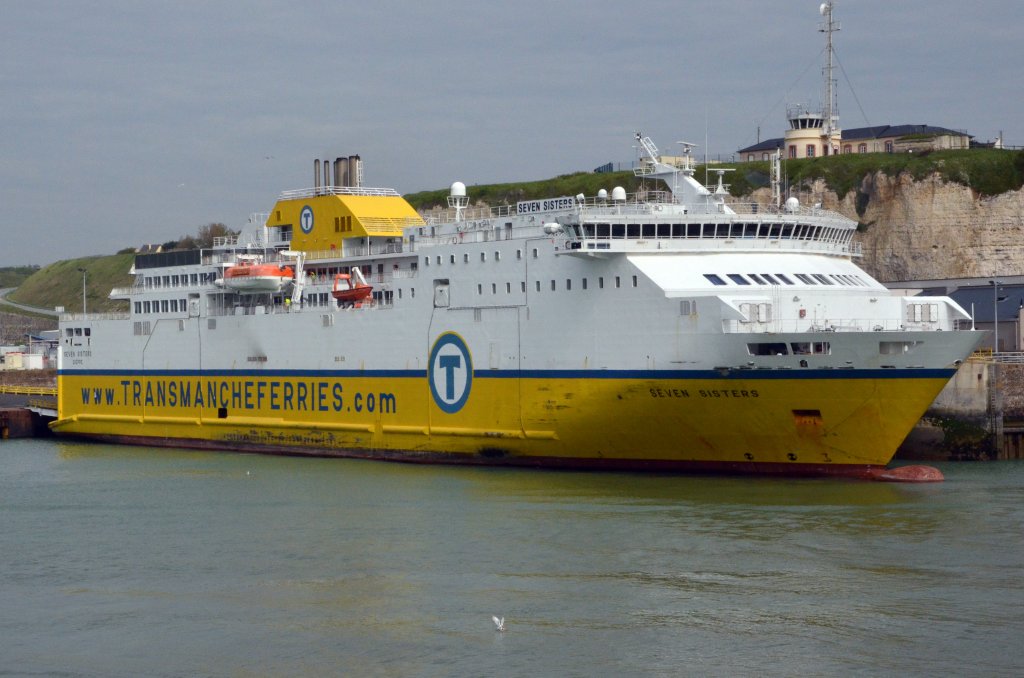 Das Fhrschiff MS Seven Sisters, erbaut im Jahr 2006, hier im Hafen von Dieppe am 26.05.2013, ist die moderne Seven Sisters von Transmanche Ferries, sie Verkehrt zwischen  Newhaven/GB-Dieppe/F. Sie ist in der Lage Geschwindigkeiten von bis zu 22 Knoten (mehr als 40 km / h) und wird stabilisiert, um Ihre berfahrt so angenehm wie mglich, egal wie das Wetter.