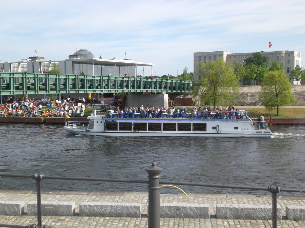 Das Fahrgastschiff Blue Star auf der Spree am Berliner Hauptbahnhof.(9.5.2009)