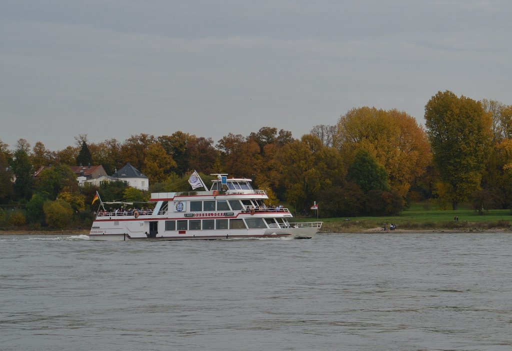 Das Fahrgastschiff Dsseldorf fhrt rheinaufwrts bei Dsseldorf-Kaiserswerth. 21 10.2012
