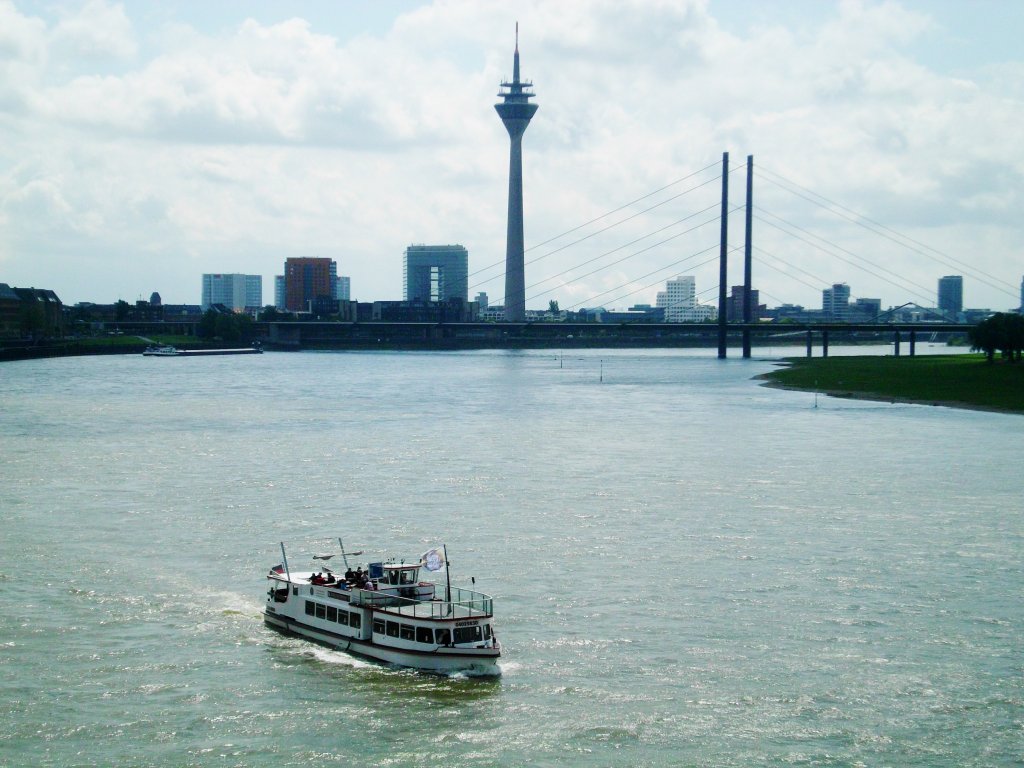 Das Fahrgastschiff Dsselschlchen auf dem Rhein in Dsseldorf.(12.5.2013)