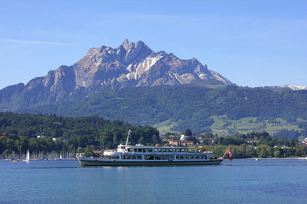 Das Fahrgastschiff Europa hat gerade den Hafen von Luzern verlassen und quert nun 
den Vierwaldsttter See am 17.05.2009. 