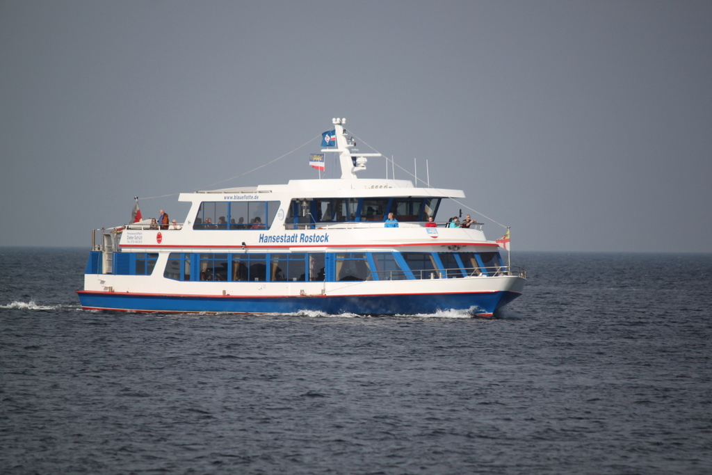 Das Fahrgastschiff Hansestadt Rostock machte in Warnemnde bei sonnigen Wetter eine Hafenrundfahrt.29.09.2017