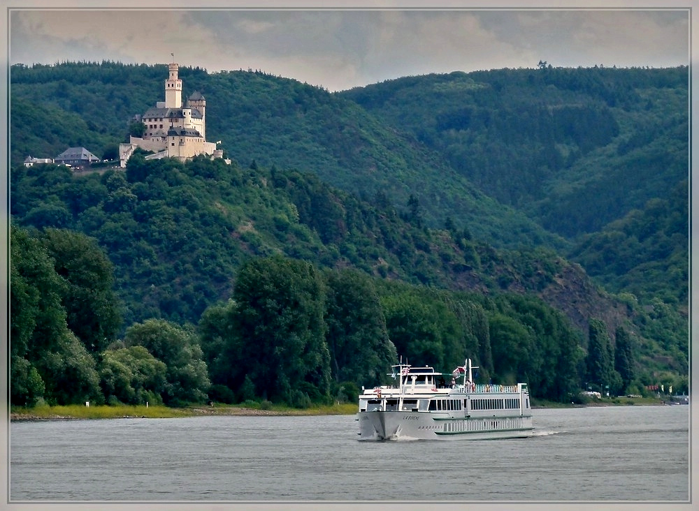 Das Fahrgastschiff  LA BOHEME  hat das Schloss Stolzenfels passiert und fhrt Rheinabwrts der Stadt Koblenz entgegen. 23.06.2011. Immo 01822744, Bj 1995, L 110 m, B 11,40 m, es kann bis zu 164 Gste aufnehmen.