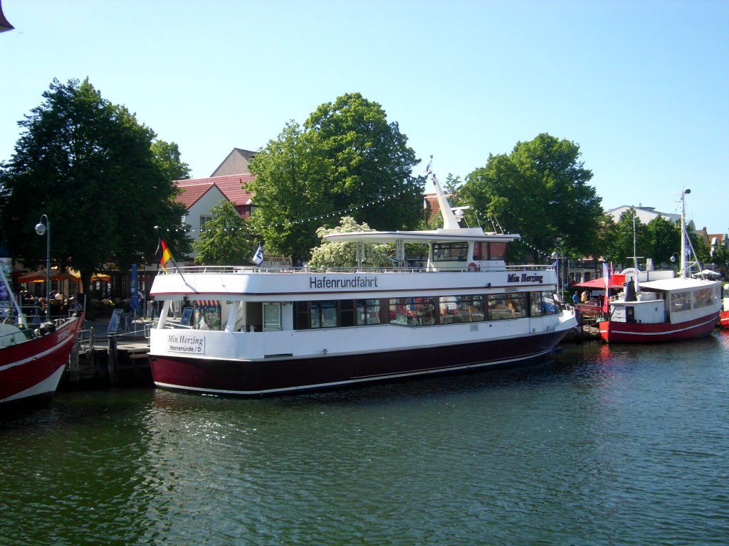 Das Fahrgastschiff Min Herzing am Alten Strom in Rostock-Warnemnde.(3.6.2013)