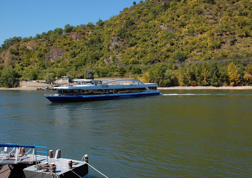 Das Fahrgastschiff MS Loreley Elegance dreht nach der Rckkehr von der Loreley. Wieder am Anleger zurck, werden die nchsten Fahrgste aus aller Herren Lnder aufgenommen.....18.8.2012