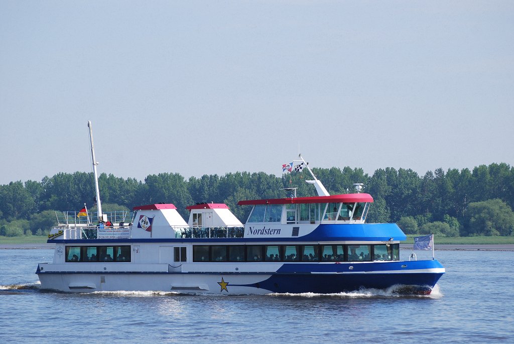 Das Fahrgastschiff Nordstern Flagge:Deutschland Lnge:43.0m Breite:10.0m auf der Elbe vor Schulau Wedel am 05.06.10