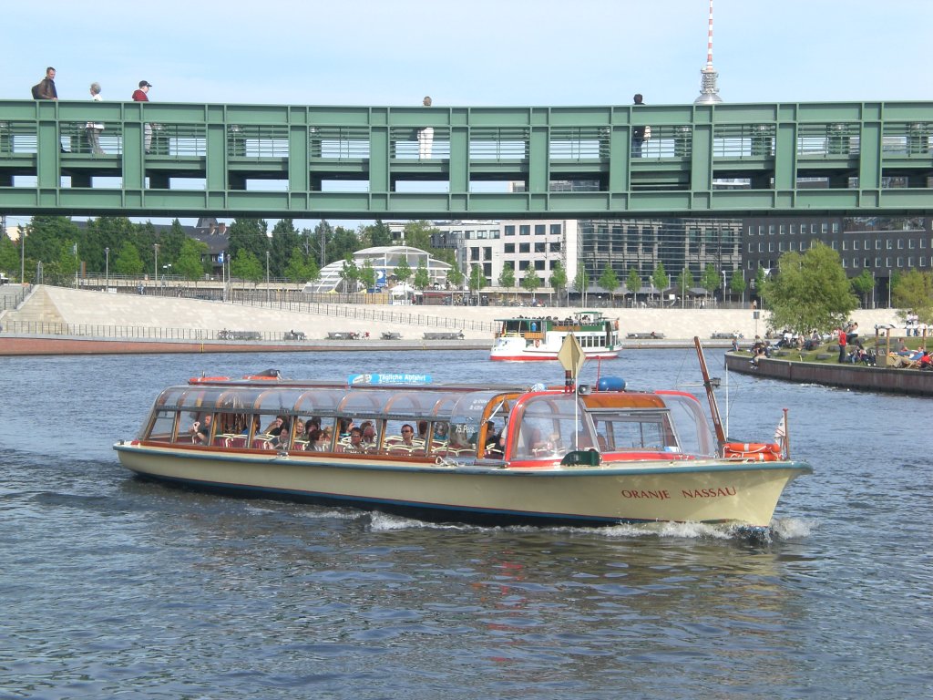 Das Fahrgastschiff Oranje Nassau auf der Spree am Berliner Hauptbahnhof.(9.5.2009)