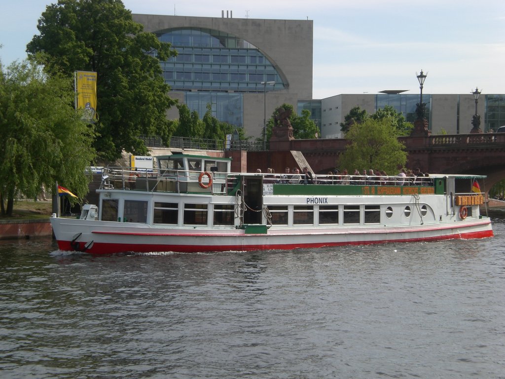 Das Fahrgastschiff Phnix auf der Spree am Berliner Hauptbahnhof.(9.5.2009)