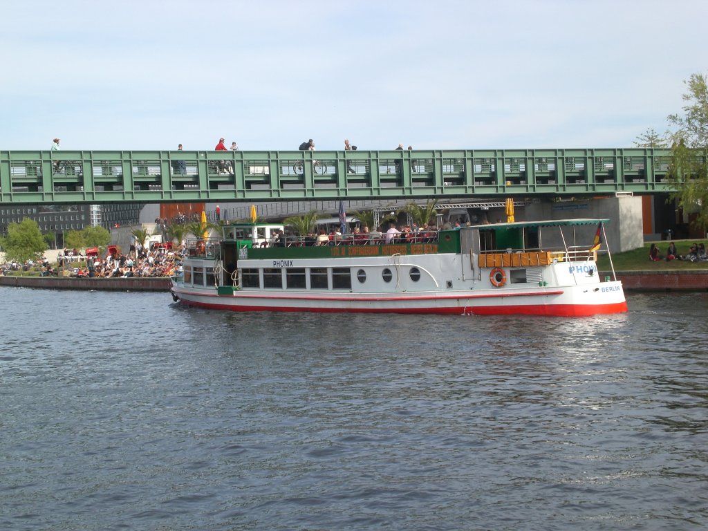 Das Fahrgastschiff Phnix auf der Spree am Berliner Hauptbahnhof.(9.5.2009)