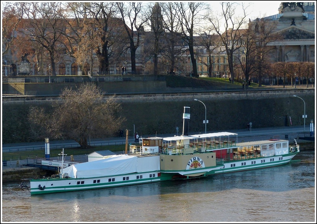 Das Fahrgastschiff  Pirna  hatte am 28.12.2012 in Dresden angelegt.