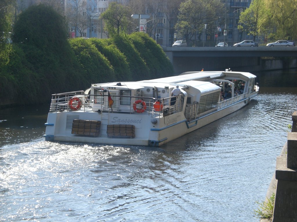 Das Fahrgastschiff Sanssouci auf dem Berliner Landwehrkanal am U-Bahnhof Hallesches Tor.(2.4.2009) .