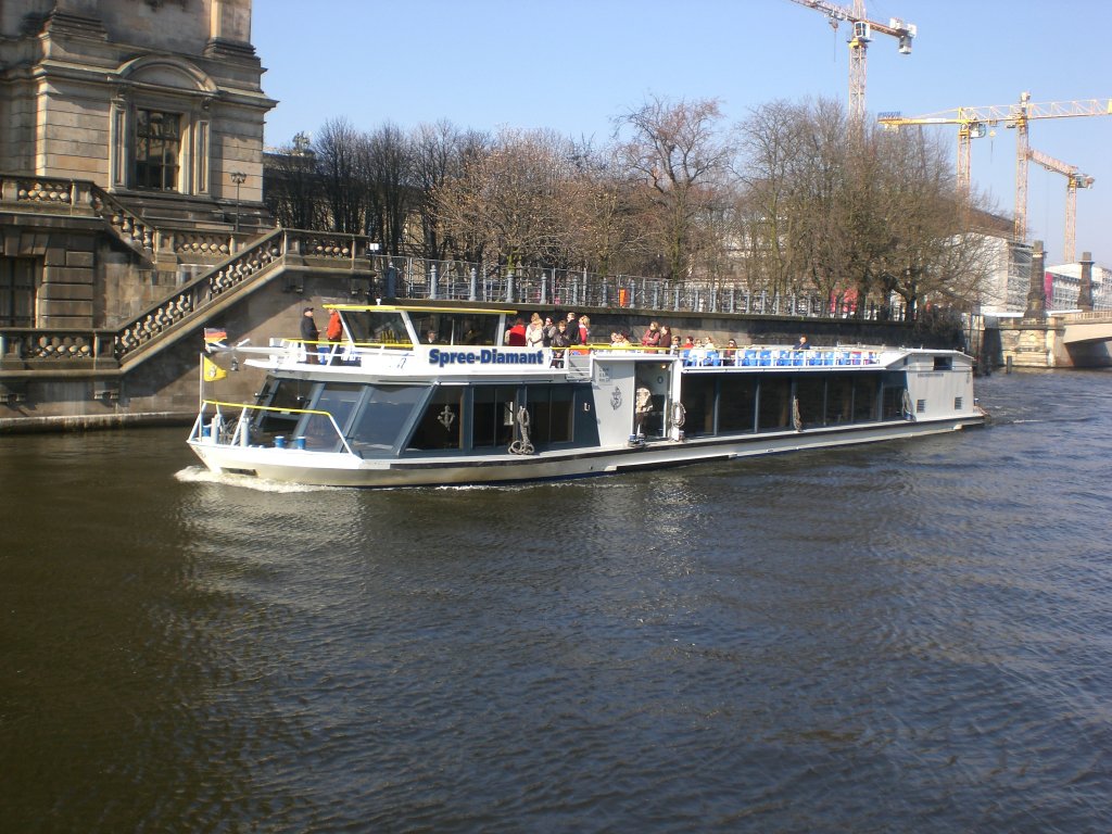 Das Fahrgastschiff Spree-Diamant fhrt gerade am Berliner Dom vorbei.(2.4.2009)