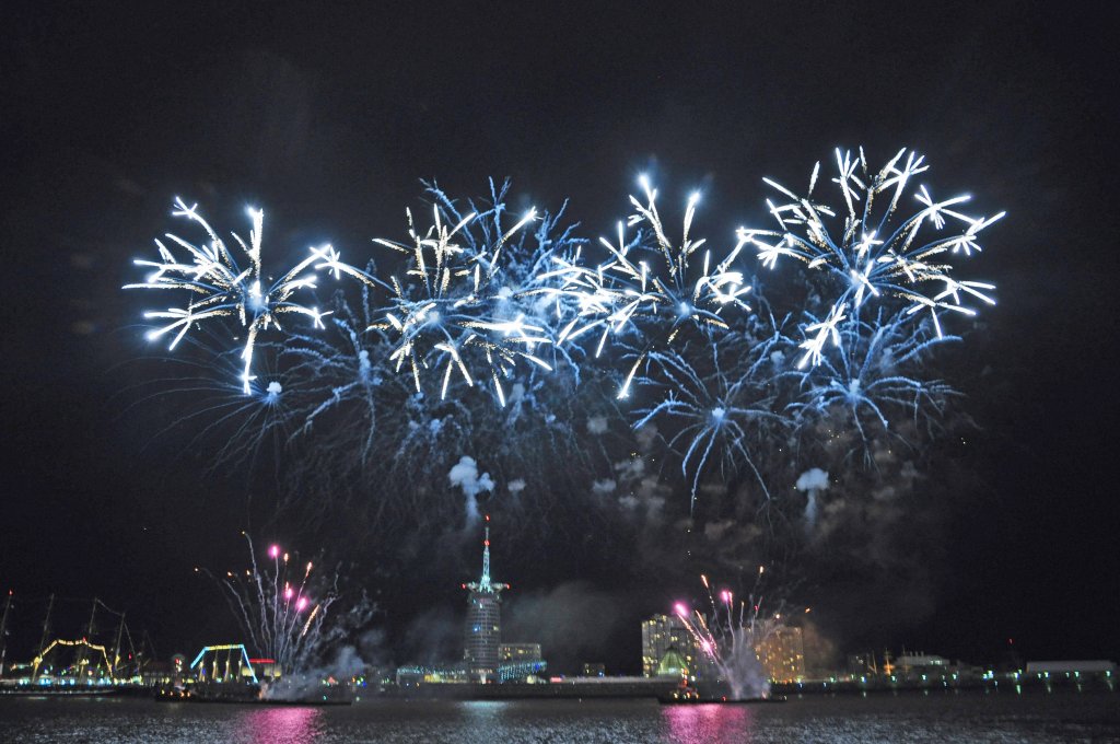 Das Feuerwerk am 28.08.2010 auf der Sail Bremerhaven. Aufnahme von Bord der MS  Oceana 