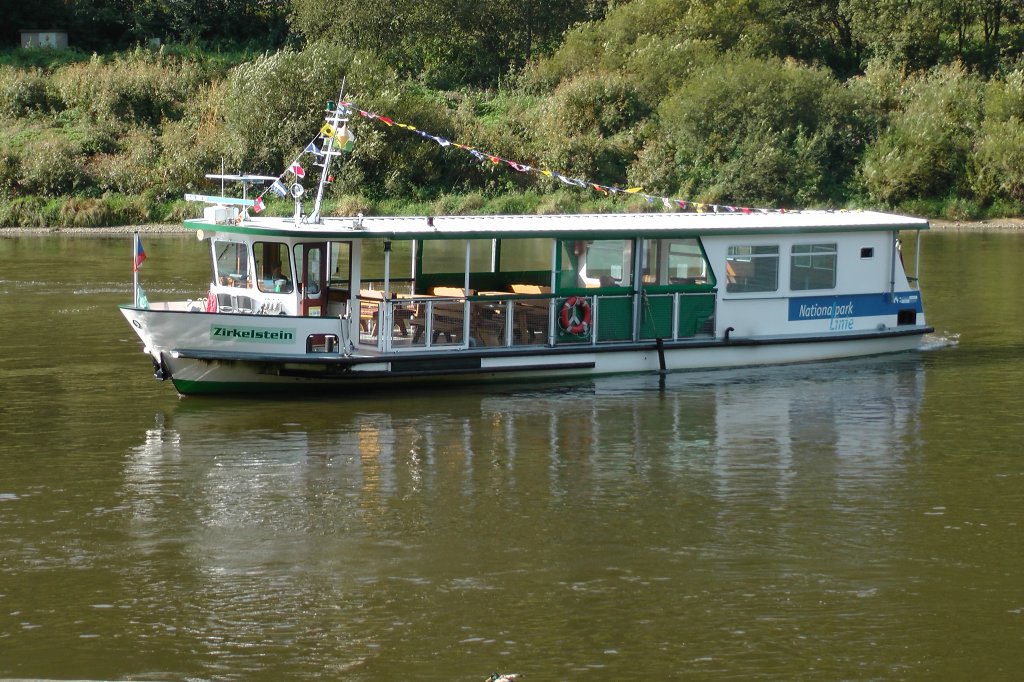 Das FGS Zirkelstein ist auf der Elbe unterwegs, Hhe Fhranleger Schmilka,gegen 10:25 Uhr  wendend, um anzulegen. 16.09.2012.