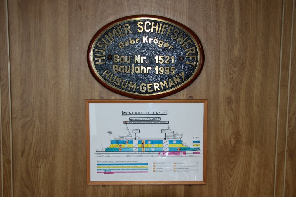 Das Firmenschild und der bersichtsplan der  Nordfriesland  der W.D.R. (IMO 9102758) im Vorraum zum Bordrestaurant. (27.04.2010)