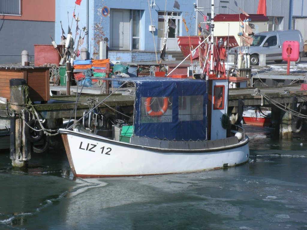 Das Fischerboot LIZ-12 ist eigentlich in Lietzow Zuhause.Am 16.Mrz 2013 traf ich das Boot im Sassnitzer Hafen.