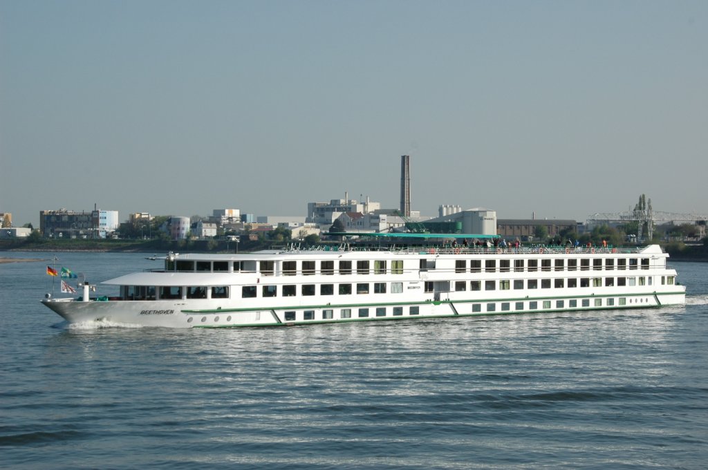 Das Flusskreuzfahrtschiff Beethoven wurde 25.04.2010 auf dem Rhein bei Gernsheim Richtung Basel gesehen. 