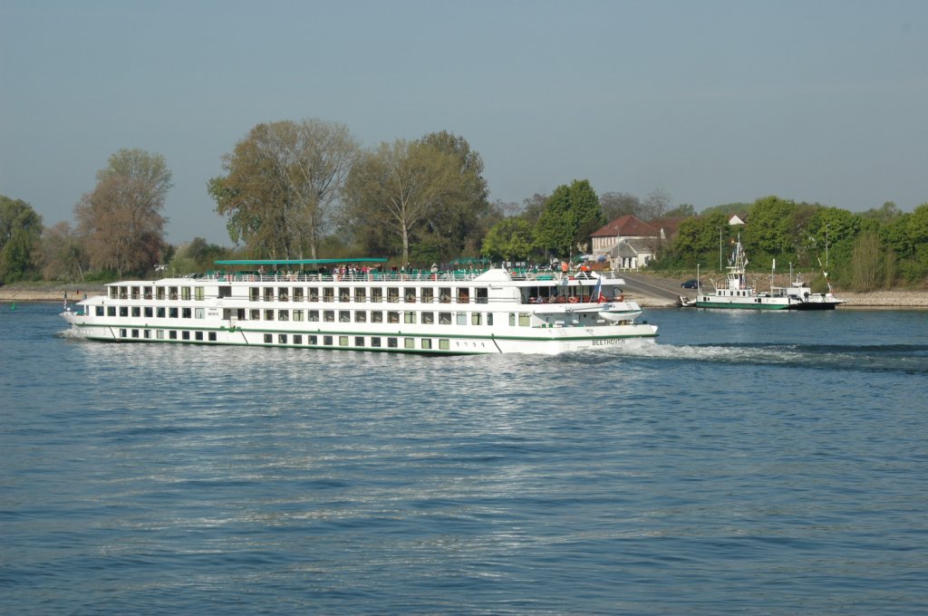 Das Flusskreuzfahrtschiff Beethoven wurde 25.04.2010 auf dem Rhein bei Gernsheim Richtung Basel gesehen. 