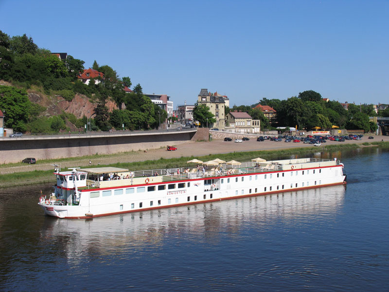 Das Flusskreuzfahrtschiff KNIGSTEIN des Stuttgarter Unternehmens nicko-tours hat von Dresden aus auf der Elbe abwrts Meissen erreicht; 28.06.2010
