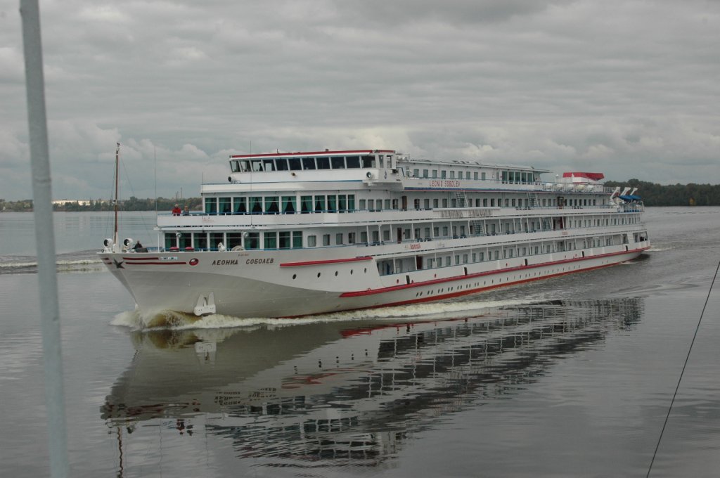Das Flusskreuzfahrtschiff MS Leonid Sobolev beim berholmanver der MS Scholochow bei Kaljasin auf der Wolga in Russland. Fotografiert am 13.09.2010.