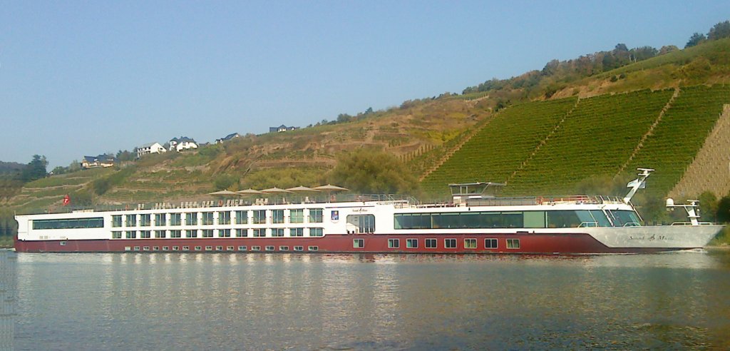 Das Flusskreuzfahrtschiff  Ms Sound of Musica bei Kobern-Gondorf auf der Mosel. Gesehen und abgelichtet am 8.9.2009. Techniche Daten:
gebaut: 2006, Flagge: Schweiz,Passagierdecks:4, Passagiere:128, Crew:40,
Lnge: 110 m, Breite: 11.4 m 