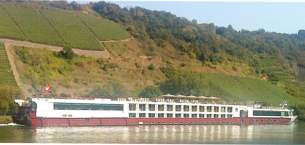 Das Flusskreuzfahrtschiff  Ms Sound of Musica bei Kobern-Gondorf auf der Mosel. Gesehen und abgelichtet am 8.9.2009. Techniche Daten:
gebaut: 2006, Flagge: Schweiz,Passagierdecks:4, Passagiere:128, Crew:40,
Lnge: 110 m, Breite: 11.4 m 
