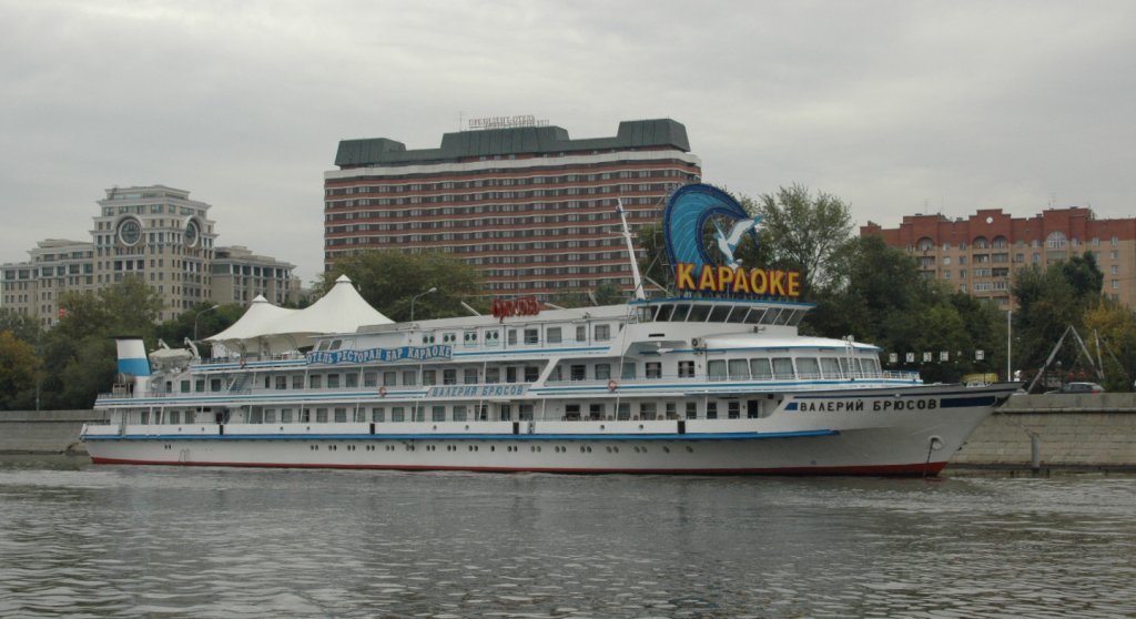 Das Flusskreuzfahrtschiff MS Walerie Brjuow liegt in Moskau an an der Moskwa und wird zweckentfremdet fr Karaoke. Aufgenommen am 12.09.2010.