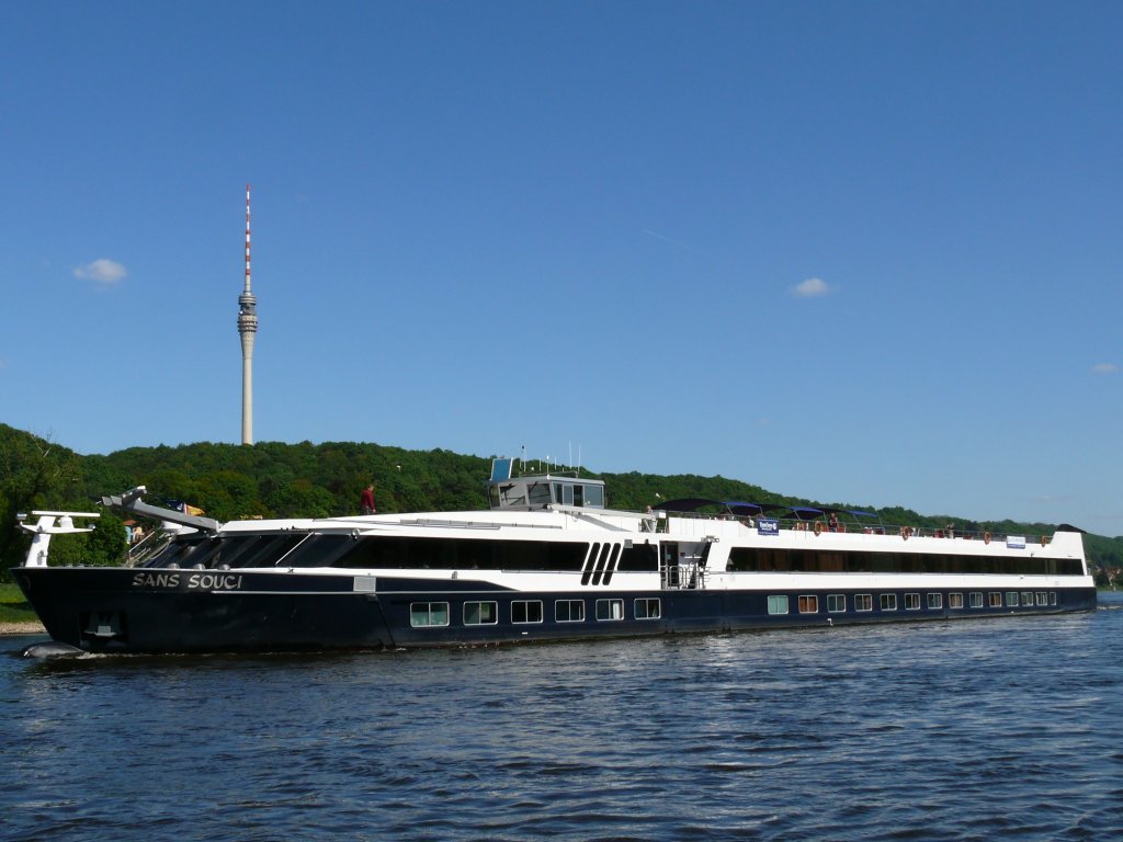 Das Flusskreuzfahrtschiff SANS SOUCI, Peissen ex EUROPA, 02324117, auf der Elbe zu Tal vor dem Dresdner Fernsehturm; 01.05.2011
