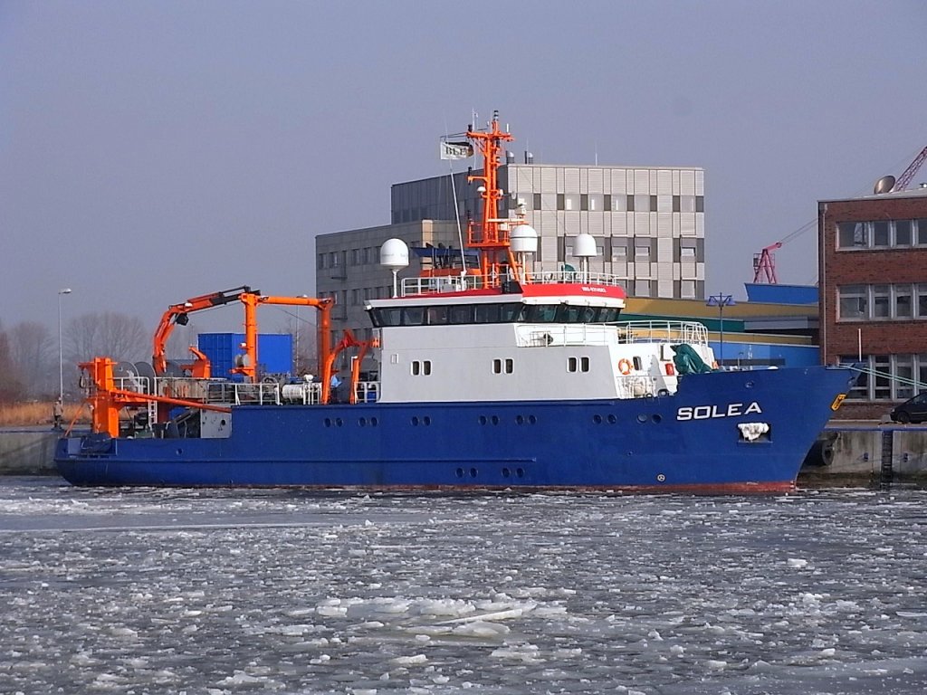 Das Forschungsschiff  Solea  Hh Cuxhafen, hier im Eis am Liegeplatz im Rostocker Fischereihafen. L 42m, B 10m, T 3,50m. Die  Solea  ist unterwegs fr die Bundesanstalt fr Landwirtschaft und Ernhrung.