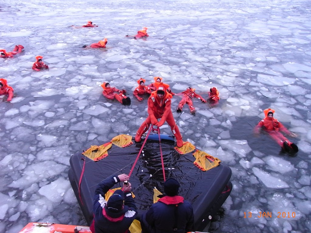 Das Foto wurde schon im Januar aufgenommen, hier zuknftige Besatzungsmitglieder der AIDA-Schiffe bei der Ausbildung mit Rettungsmitteln im AFZ im Rostocker Fischereihafen. Nur die Freifallboote blieben an Land!
Dickes Eis hinterte die Ausbilder nicht daran die Schtzlinge ins Eis gehen zu lassen, denn auch bei Eis muss man im Notfall schnell in die Rettungsinsel gelangen. Obwohl die AIDA-Flotte fast nur in wrmeren Gefilden unterwegs ist muss gebt werden und es hat allen sichtlich Spa gemacht! 