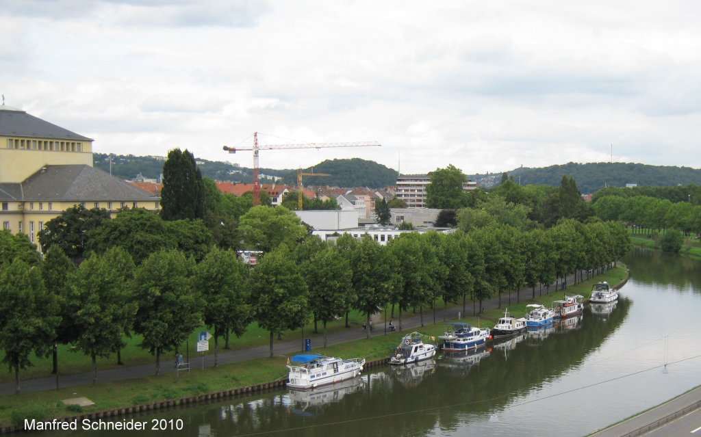 Das Foto zeigt den Anlegeplatz kleiner Schiffe auf der Saar.Das Foto habe ich am 25.08.2010 in Saarbrücken gemacht.