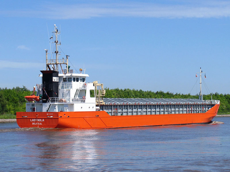 Das Frachtschiff LADY NOLA (IMO 9243863),  Flagge: Niederlande, Heimathafen: DELFZIJL, Lnge: 80,0 m, Breite: 12,0 m, gebaut 2002 bei ROYAL NIESTERN SANDER hat auf dem NOK in Richtung Kiel Fischerhtte passiert; 06.06.2010
