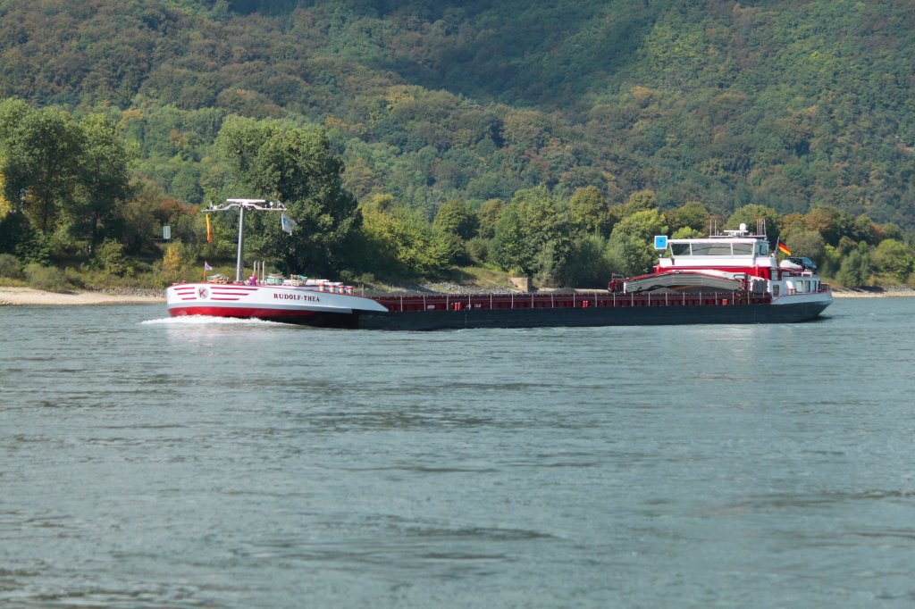 Das Frachtschiff Rudolf-Thea beladen mit Kohle am 15.09.2011 stromaufwrts auf dem Rhein bei Leutesdorf.