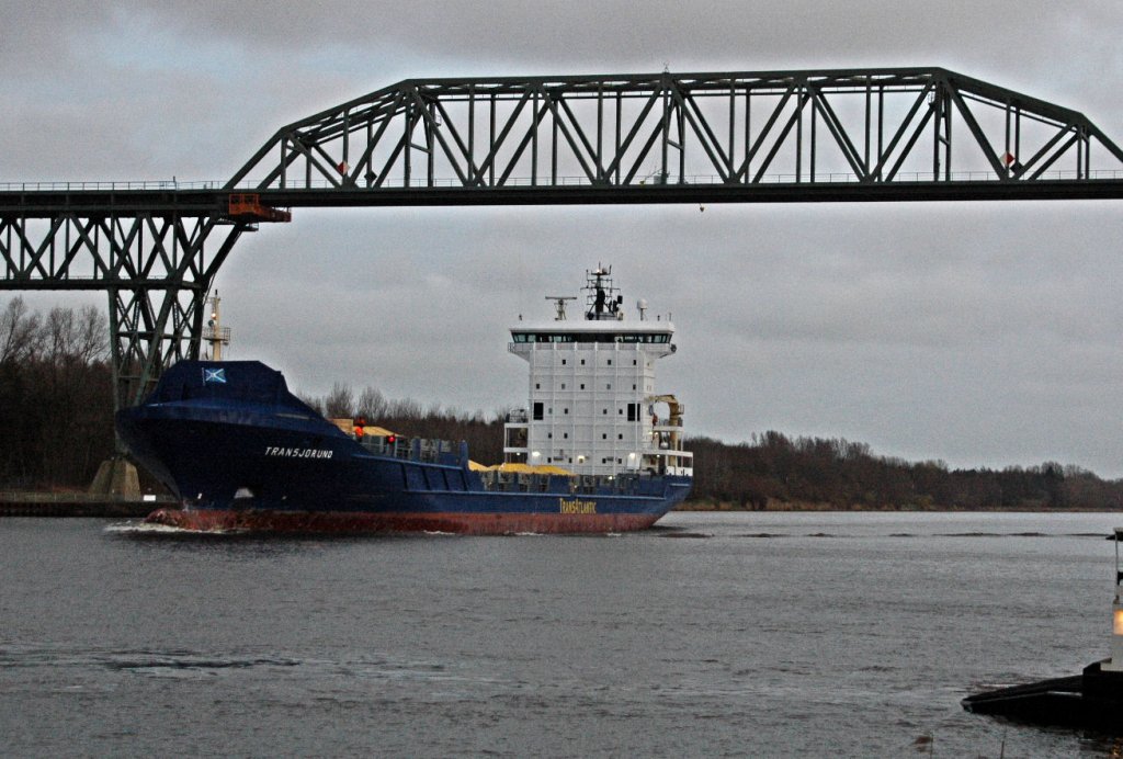 Das Frachtschiff  Transjorund  (IMO: 9349227) unter der Eisenbahnbrcke in Hochdonn. Lnge / Breite : 141,70 m / 20,60 m, Baujahr 2006, Heimathafen Limassol. Gesehen am 07.04.2011.