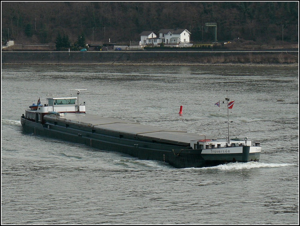 Das Frachtschiff  TRAVERSE  auf dem Rhein bei Oberwesel unterwegs am 19.03.2010. Schiffsdaten: Bj 1956, L 86 m, B 8,22 m, 1300 T, Euronr 02318350.