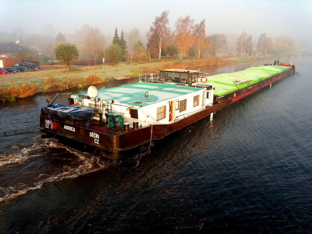 Das GMS Andrea aus Prag ENI 08451026 hat den Berkenthiner Kirchsteig im ELK durchfahren und schon kommt die Sonne hervor und beleuchtet den Bildausschnitt...
Aufgenommen: 13.11.2011 um 9:50 Uhr.