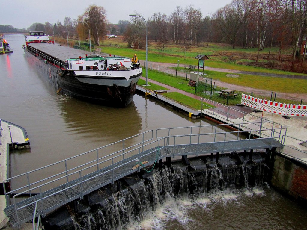 Das GMS Fltenberg macht schne  Wasserverdrngung  beim Einlaufen in die Berkenthiner Schleuse. Der Blick ist von der sogar mit  Fahrbahnheizung  versehenen neuen Bundesstrasse B 208-Brcke.
Aufgenommen: 14.12.2011