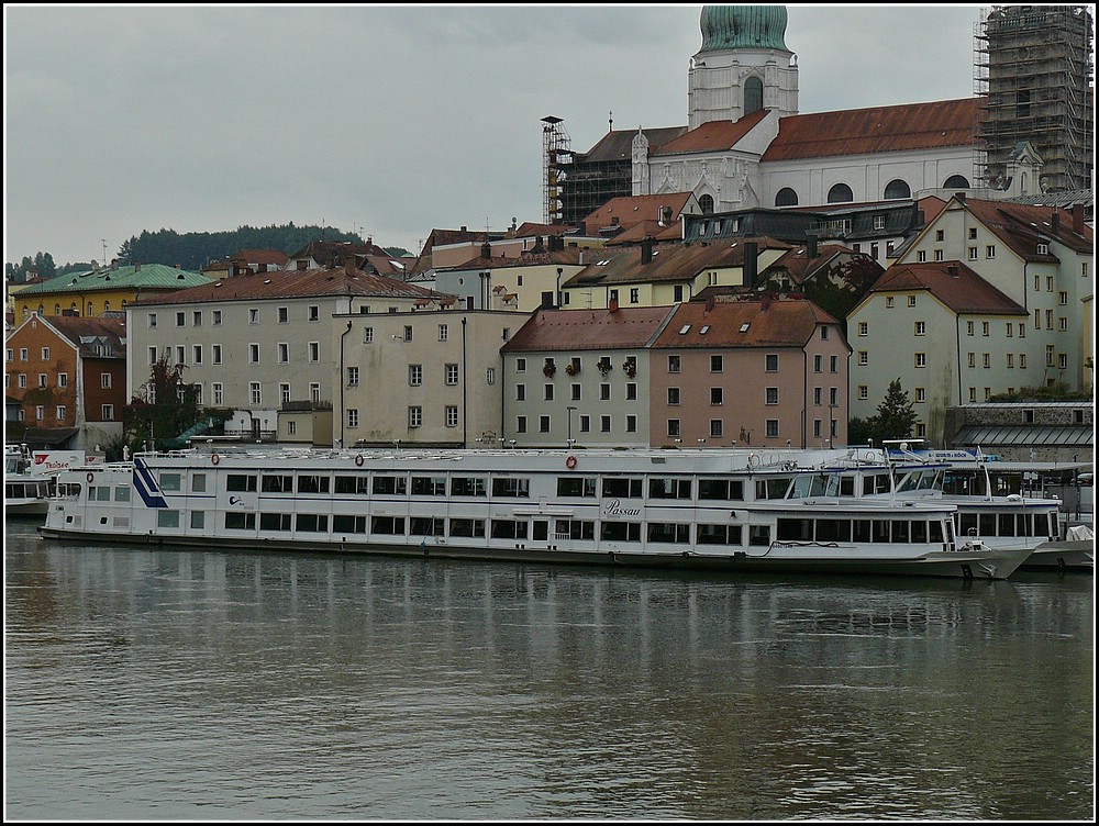 Das grsste Ausflugschiff im oberen Donautal, das Schiff  PASSAU , BJ 1986, L 80 m, B 10,40 m, Motoren mit 1200 PS, 800 Sitzpltze im Innenraum und 200 Sitzpltze auf dem Freideck, fhrt fr die Schiffahrtsgeselschaft Wurm & Kck, aufgenommen in Passau am 17.09.2010.   