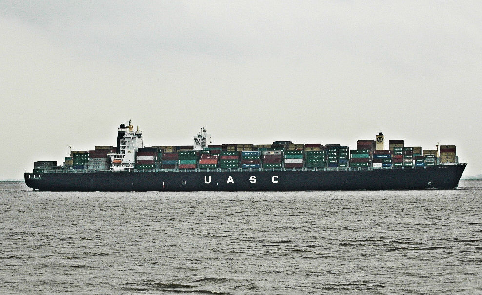 Das  Gro- Containerschiff  von MSC Richtung Hamburg versteckt sich hinter dem anderen Gro- Containerschiff von UASC,  welches auslaufend von Hamburg ist, vorbei an Brunsbttel. Aufgenommen am 05.04.2011. 