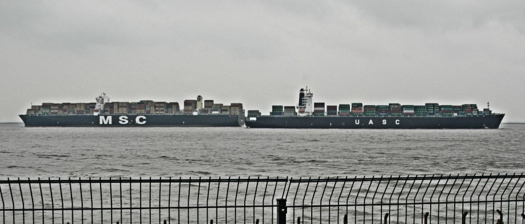 Das  Gro- Containerschiff  von MSC Richtung Hamburg versteckte sich hinter dem anderen Gro- Containerschiff von UASC,  welches auslaufend von Hamburg ist, vorbei an Brunsbttel. Aufgenommen am 05.04.2011.