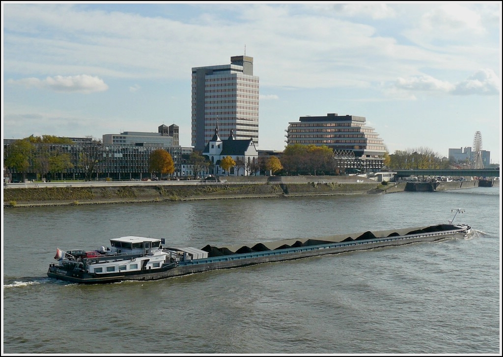 Das Gterfrachtschiff  Descanso  auf dem Rhein in Kln.  08.11.2008