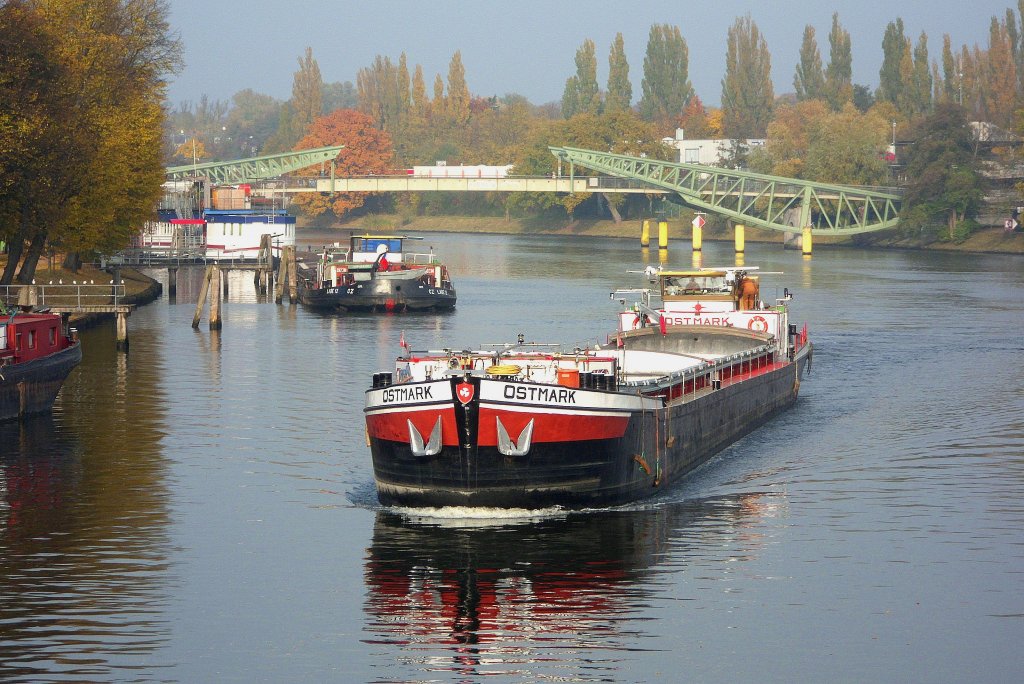 Das Gtermotorschiff Ostmark durchfhrt den Lbecker Klughafen, um durch den ELK nach Lauenburg zu kommen. Blick von der Hxtertor-Brcke. Aufgenommen: 29.10.2011