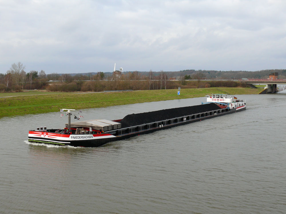 Das von Hamburg kommende Frachtschiff NIEDERSACHSEN 9, Hannover ist bei Artlenburg in den Elbe-Seitenkanal eingebogen; 16.01.2011
